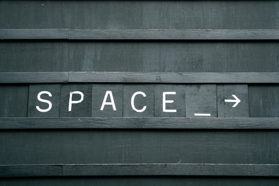 Dozentin bespricht ein Webdesign-Layout mit einer Lernenden
